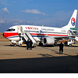 青岛航空运输航空快运业稳步发展的原因是什么？